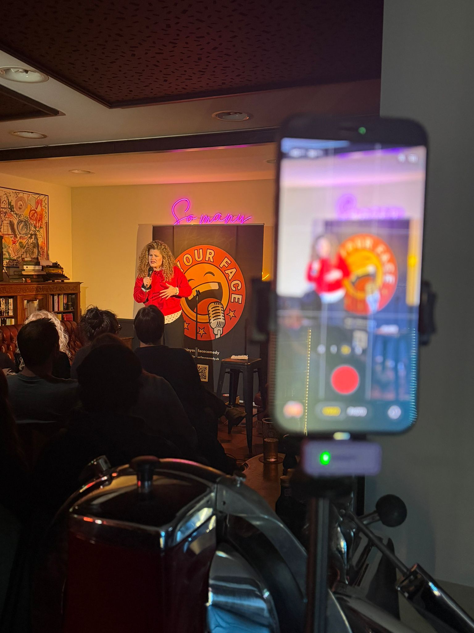 Andrea Ramírez performing stand-up at IN YOUR FACE Comedy in Zürich