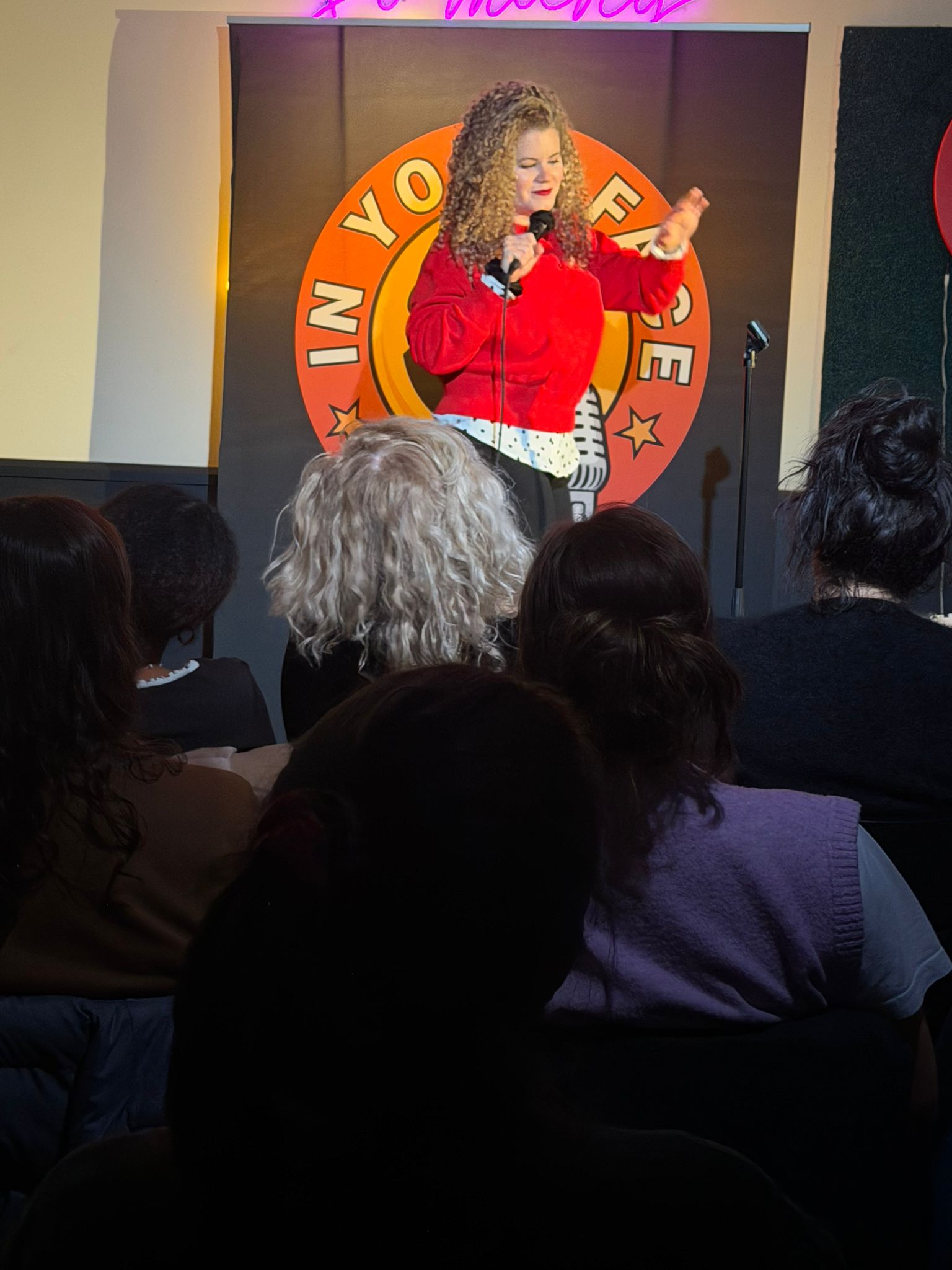 Andrea Ramírez performing stand-up at IN YOUR FACE Comedy in Zürich