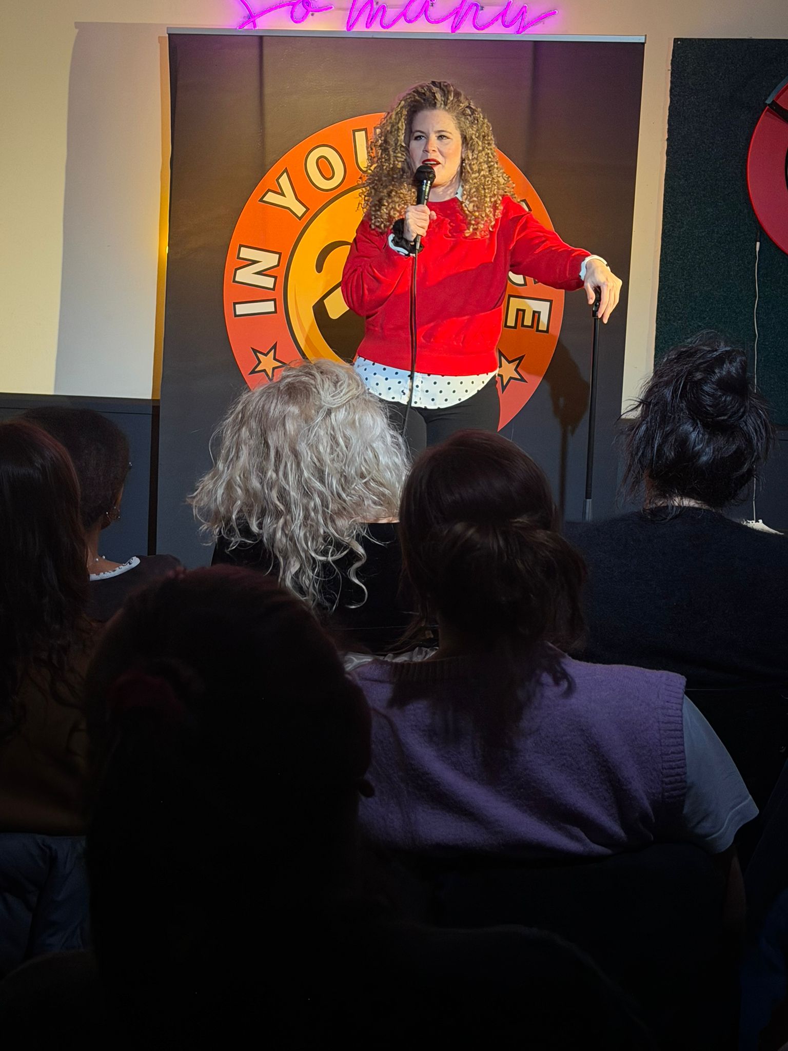 Andrea Ramírez performing stand-up at IN YOUR FACE Comedy in Zürich
