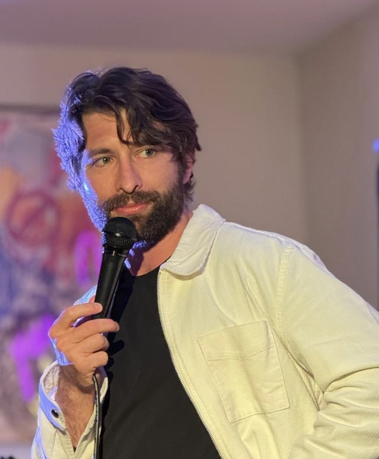 Chris Darwa performing stand-up at IN YOUR FACE Comedy in Zürich
