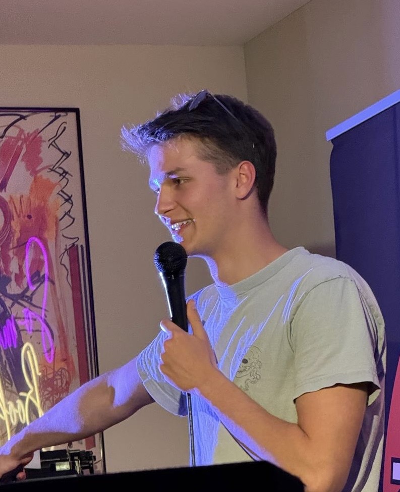 Ben Fücks performing stand-up at IN YOUR FACE Comedy in Zürich